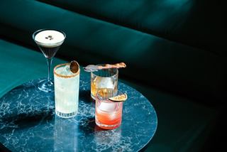 Inspiring cocktails on a blue table in a sophisticated setting | MSC Cruises