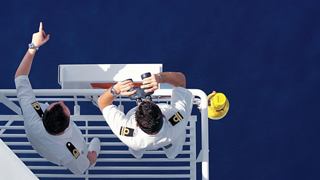 Los huéspedes disfrutan de una comida juntos en la cubierta de un crucero, creando momentos memorables bajo el sol | MSC Cruceros