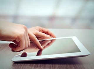 Eine Person verwendet ein Tablet, um auf Informationen oder Dienstleistungen zuzugreifen | MSC Cruises