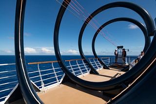 Estructura circular en la cubierta con personas disfrutando de la vista al mar | MSC Cruceros