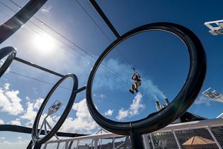 Ein Junge genießt die Seilrutsche auf der MSC Seaside | MSC Cruises