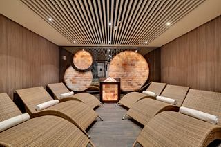Ein ruhiger Entspannungsbereich mit bequemen Liegen und beruhigenden Salzwänden im MSC Aurea Spa | MSC Cruises