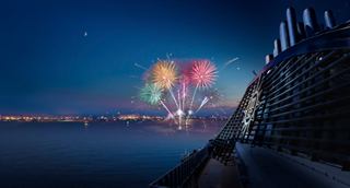 Los fuegos artificiales iluminan el cielo nocturno sobre el MSC Splendida en el mar | MSC Cruceros