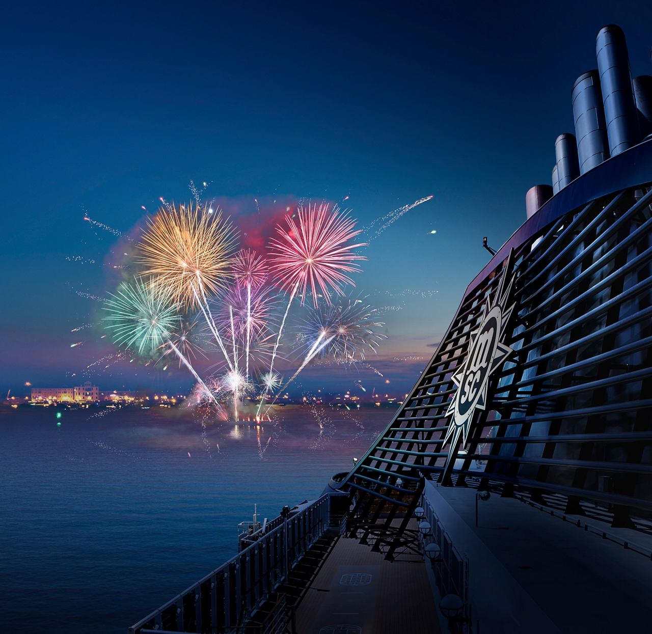 Bunte Feuerwerke erhellen den Nachthimmel über dem Wasser | MSC Cruises