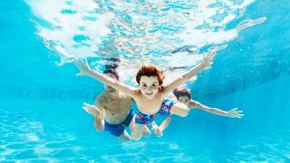 Des enfants s'amusent à nager dans une piscine d'un bleu éclatant | MSC Croisières