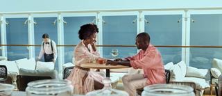 Deux amis partagent un moment autour d'un café sur un paquebot avec vue sur l'océan | MSC Cruises