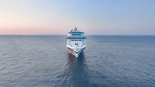 Das MSC Cruises Schiff fährt bei Sonnenuntergang über ruhige Gewässer | MSC Cruises