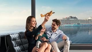 Ein Paar genießt einen Moment zusammen mit einem atemberaubenden Blick auf den Ozean im Hintergrund | MSC Cruises