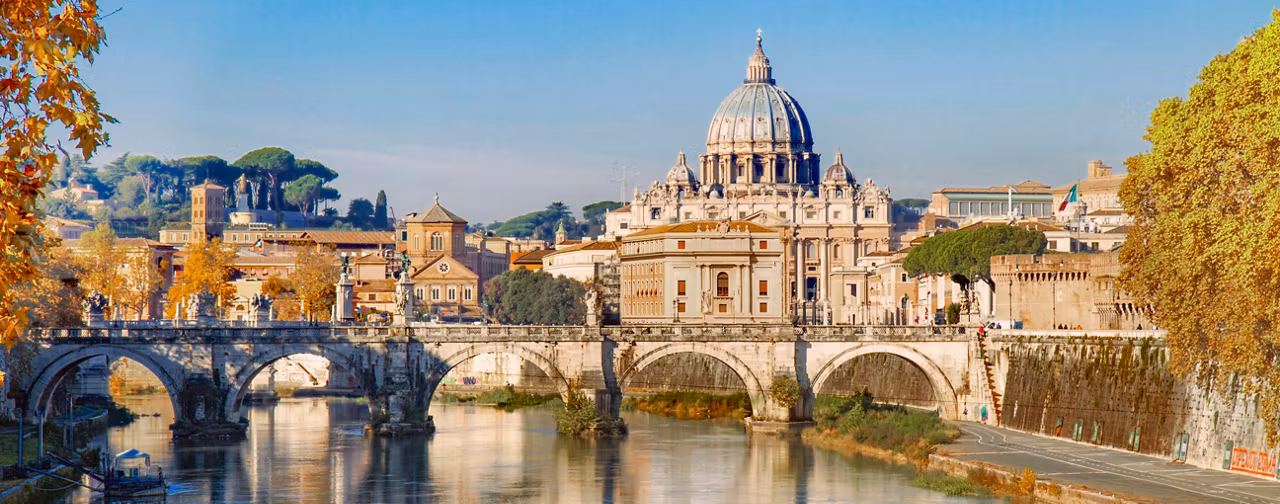 Une vue pittoresque de la basilique Saint-Pierre et de la rivière, montrant la beauté de l'architecture emblématique de Rome | MSC Cruises