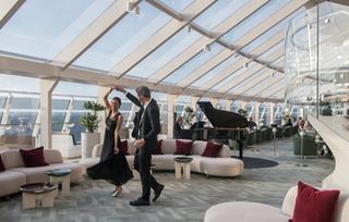 Los huéspedes disfrutan de un elegante lounge con vistas al mar y piano | MSC Cruises