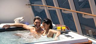 Un couple profite d'un moment de détente dans un jacuzzi avec une vue pittoresque | MSC Croisières