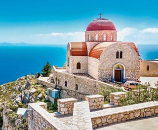 Église au toit rouge perchée sur une falaise surplombant la mer à Corfou | MSC Croisières