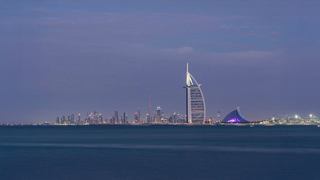 Silhouette von Dubai mit hellen Wolkenkratzern und der Bucht, ein inspirierendes Ziel für Reisende | MSC Cruises
