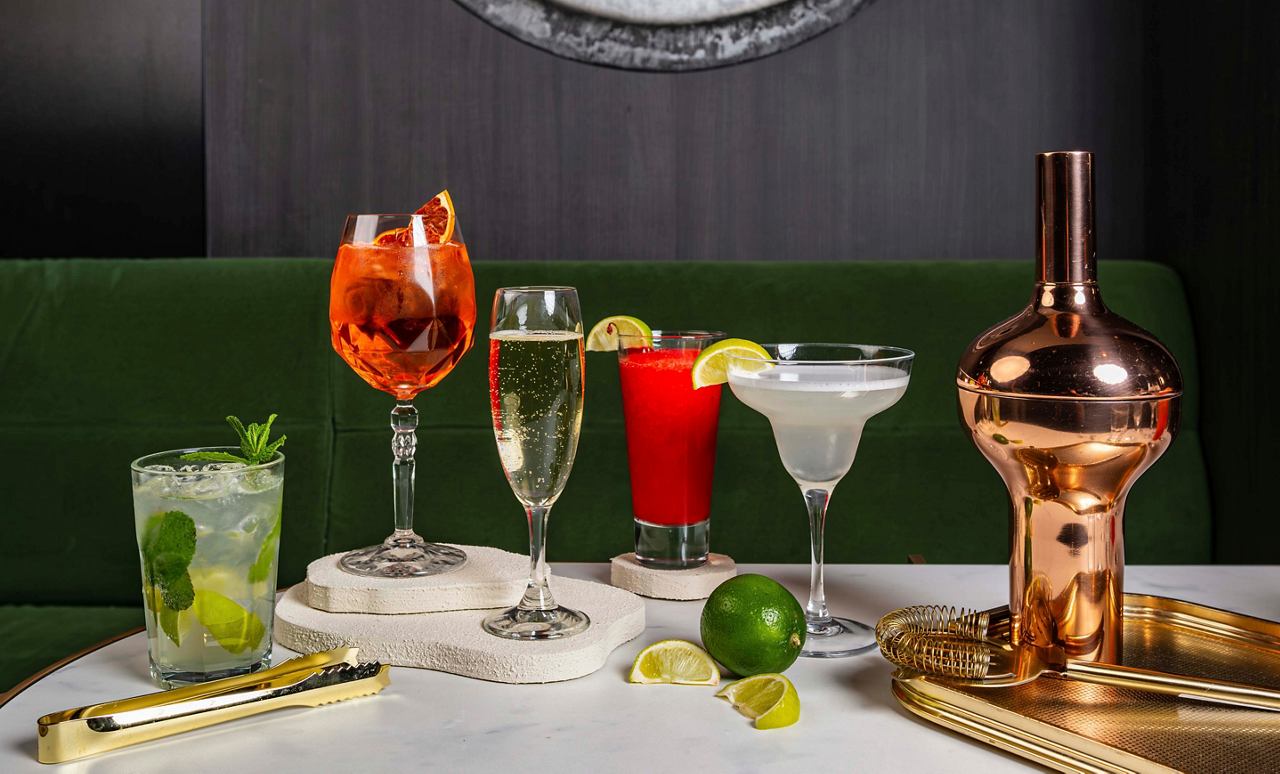 Eine Auswahl an Cocktails und Getränken auf dem Tisch, bereit zum Genießen | MSC Cruises