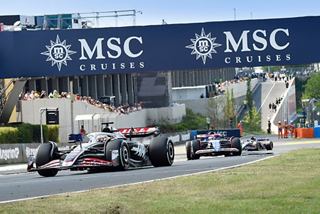 Los coches de carreras pasan por debajo del banner de MSC Cruises | MSC Cruceros
