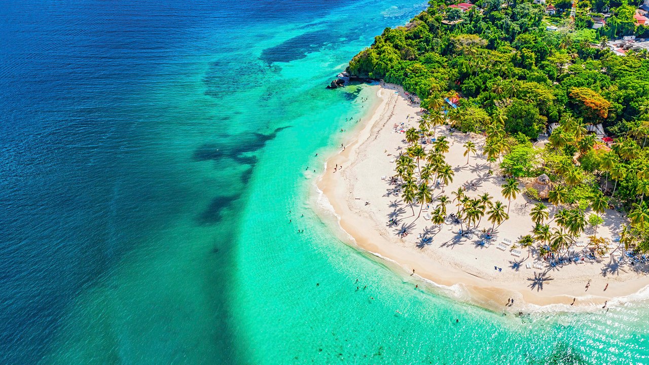 Kristallklares Wasser umgibt eine tropische Insel mit weißen Sandstränden | MSC Cruises