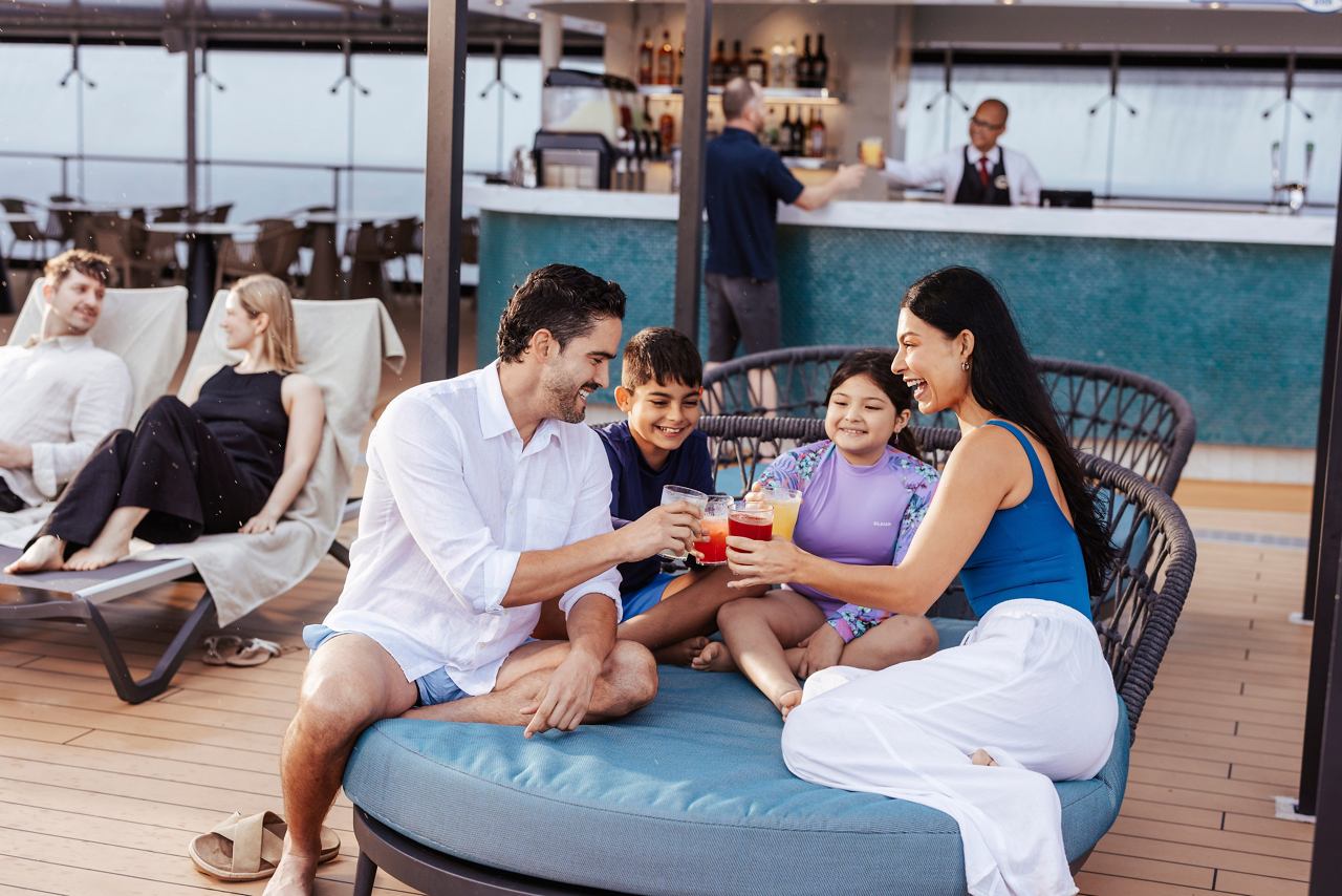Famille profitant de boissons au bar sur le pont d'un navire de croisière | MSC Croisières