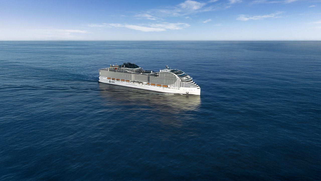 Un barco navegando por las tranquilas aguas del océano, simbolizando aventura y relajación | MSC Cruceros