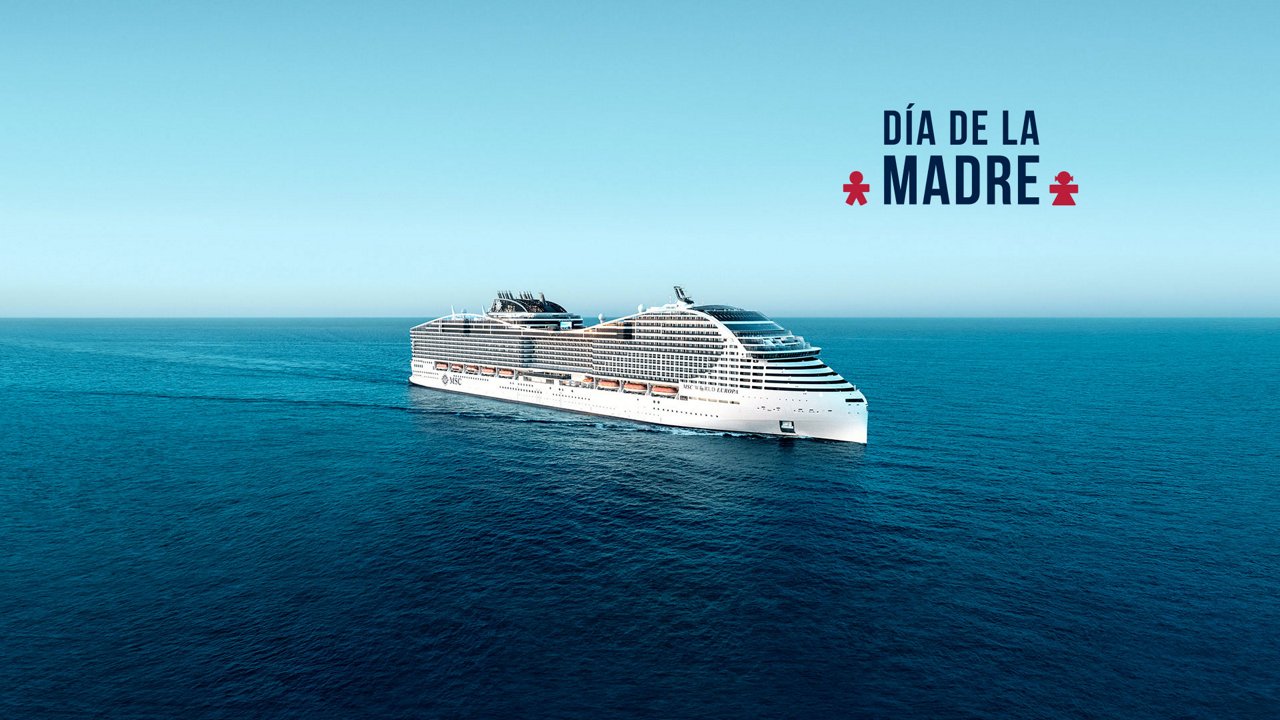 Barco de crucero MSC en mar azul con pequeñas embarcaciones a lo lejos | MSC Cruises