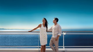 Un couple profite d'une vue magnifique depuis le pont d'un navire de croisière | MSC Croisières