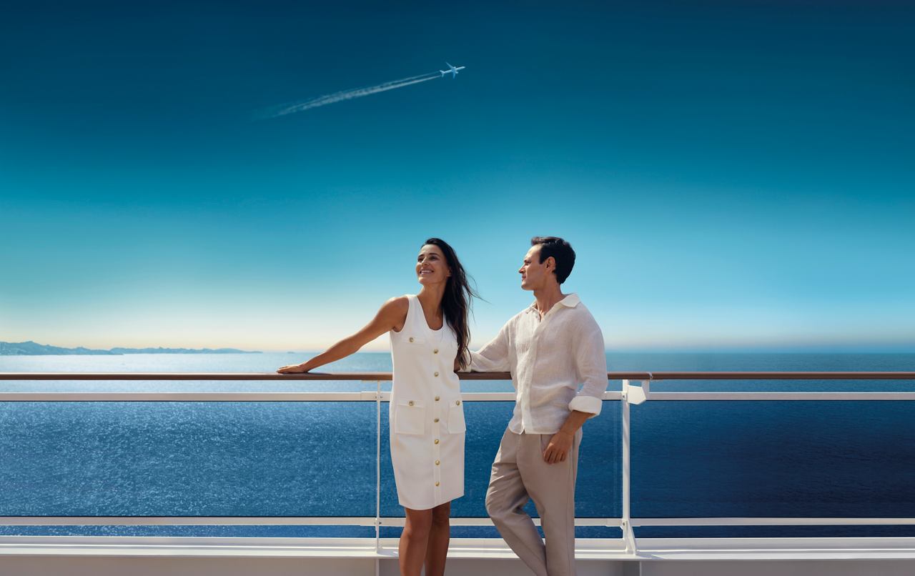 Un couple profite d'une vue sur la mer depuis le pont d'un navire de croisière | MSC Croisières