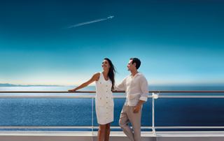Un couple profite d'une vue sur la mer depuis le pont d'un navire de croisière | MSC Croisières