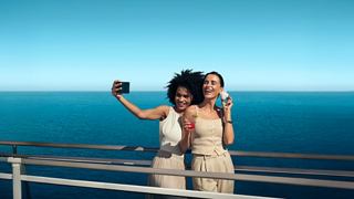 Dos amigas se toman un selfie en la cubierta con una impresionante vista al océano | MSC Cruceros