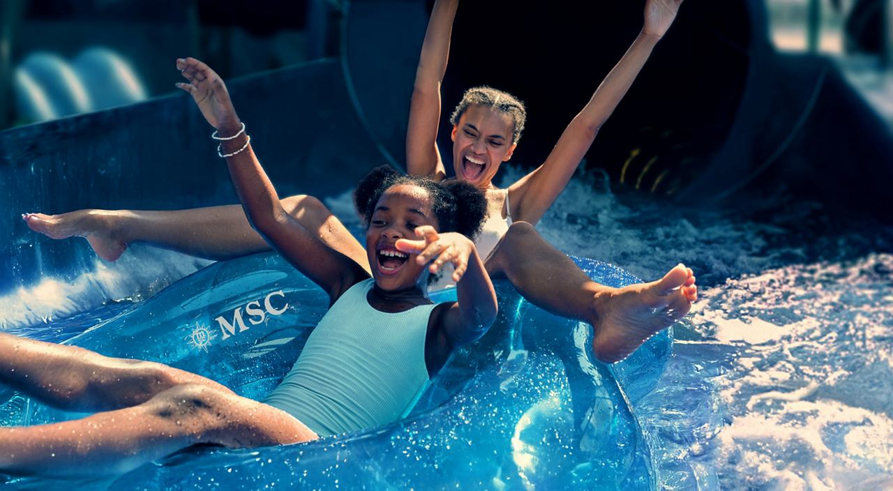 Kinder genießen den Wasserpark, spielen und schwimmen im blauen Wasser | MSC Cruises