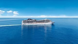 Un majestueux paquebot glisse à travers des eaux bleues calmes sous un ciel lumineux | MSC Croisières