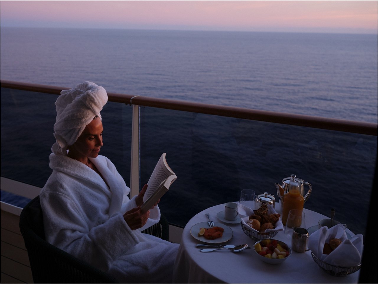 Ein entspannender Moment auf dem Balkon mit Frühstück und Getränken vor einem wunderschönen Sonnenaufgang über dem Meer | MSC Cruises