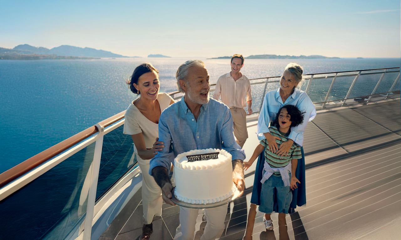 Familie auf dem Deck eines Kreuzfahrtschiffes, die die schöne Aussicht auf den Ozean genießt | MSC Cruises