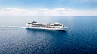 Die MSC Lirica segelt anmutig über ruhige Gewässer unter einem klaren Himmel | MSC Cruises