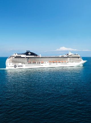 Die MSC Musica segelt über den blauen Ozean unter einem klaren Himmel | MSC Cruises