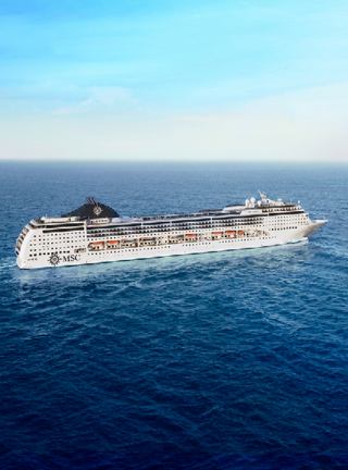 Ein majestätisches Kreuzfahrtschiff segelt durch ruhige blaue Gewässer unter einem klaren Himmel | MSC Cruises