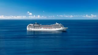 La MSC Poesia navega graciosamente sobre aguas azules tranquilas bajo un cielo despejado | MSC Cruceros
