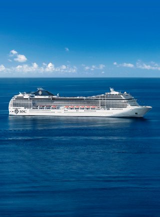Die MSC Poesia segelt anmutig über das ruhige Meer unter einem klaren blauen Himmel | MSC Cruises