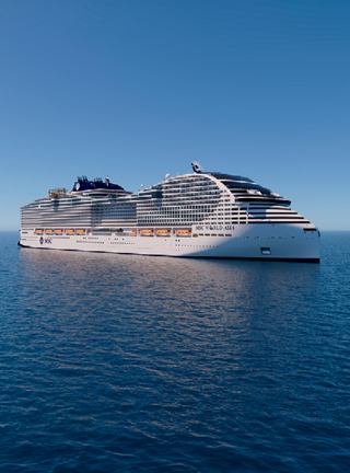 Un impresionante barco de crucero navega por serenas aguas azules bajo un cielo despejado | MSC Cruceros