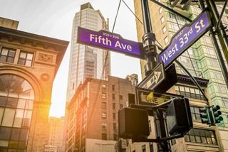 La luz del atardecer ilumina una calle de Nueva York con señales direccionales claras | MSC Cruceros