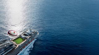 Le navire glisse sur les eaux bleues, reflétant la lumière du soleil | MSC Cruises