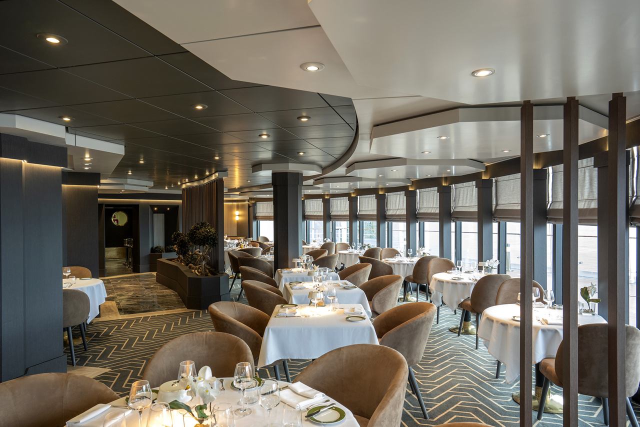 Modernes Restaurant mit eleganter Einrichtung und Panoramablick | MSC Cruises