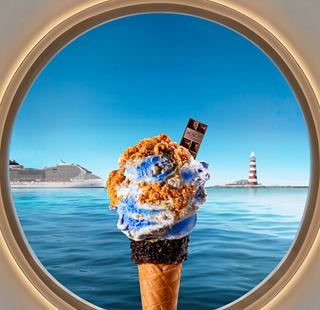 Una persona tiene un gelato con vista sul mare e un faro sullo sfondo | MSC Cruises