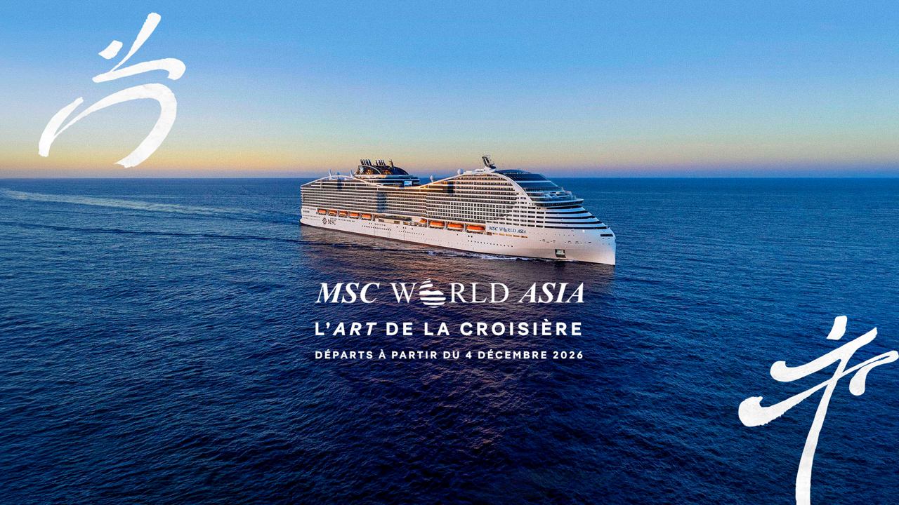 Navire de croisière naviguant en mer ouverte au coucher du soleil | MSC Cruises