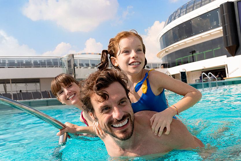 Eine fröhliche Familie genießt einen sonnigen Tag am Pool und schafft gemeinsam unvergessliche Sommererinnerungen | MSC Cruises
