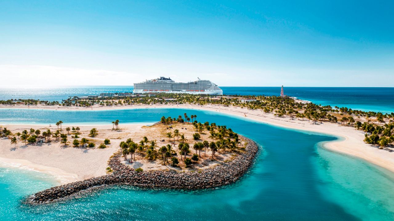 Vista aérea de una isla tropical con aguas brillantes y playas de arena blanca | MSC Cruceros