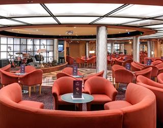 Moderner Bar mit gemütlichen roten Sofas und Meerblick | MSC Cruises