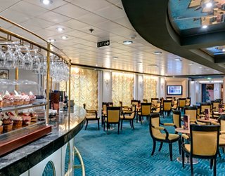 Gemütliches Interieur des Caffè San Marco mit Tischen und Stühlen für gesellige Treffen | MSC Cruises