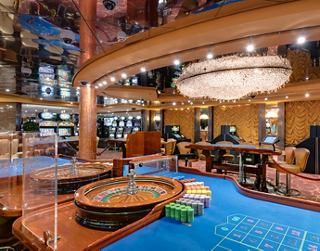 Ein luxuriöser Casino-Bereich mit eleganter Einrichtung und lebendiger Dekoration, der die Gäste zu aufregenden Spielerlebnissen einlädt | MSC Cruises