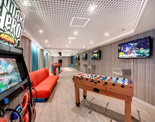 Modernes Unterhaltungsbereich mit Tischfußball und Spielautomaten, ideal für Teenager | MSC Cruises
