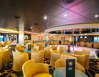 Ein gemütlicher und stilvoller Raum zum Entspannen und Geselligkeit an Bord von MSC Kreuzfahrten | MSC Cruises