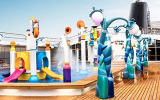 Ein lebendiger Wasserpark mit Rutschen und verspielten Wasserelementen, die für Familienunterhaltung und Kinderfreude gestaltet sind | MSC Cruises
